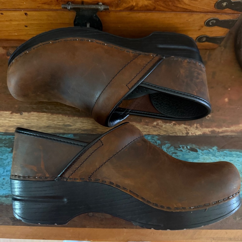 Dansko Professional Clogs Women 38 8 Brown Distressed Leather Comfort Work Shoes